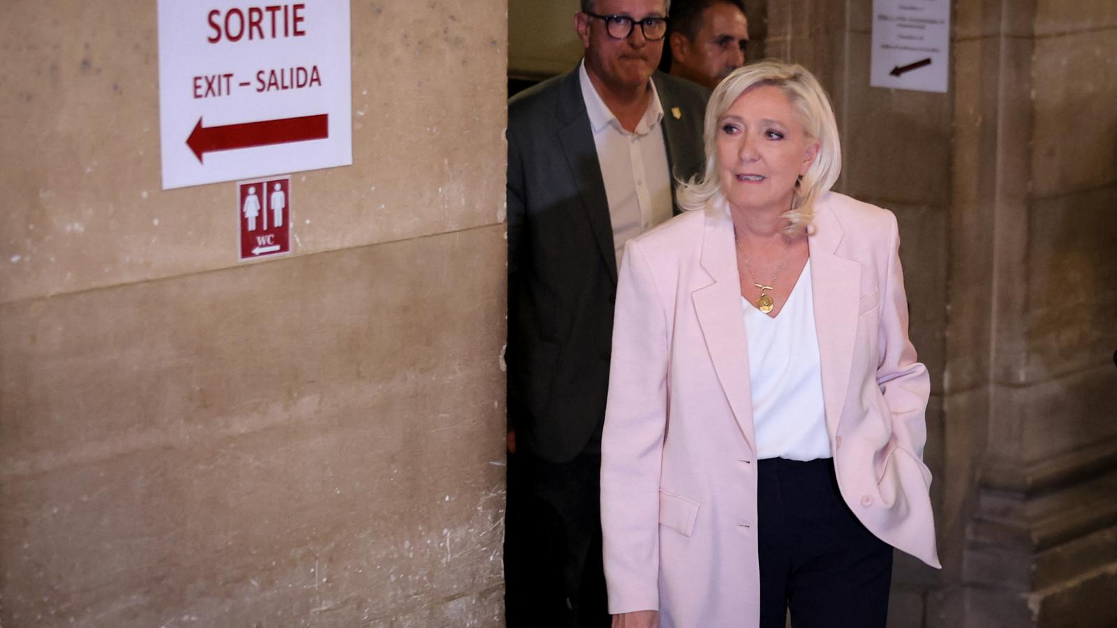 Marine Le Pen, a szélsőjobboldali Rassemblement National parlamenti csoport elnöke megérkezik a Párizsi Fellebbviteli Bíróságra, 2026. július 7-én