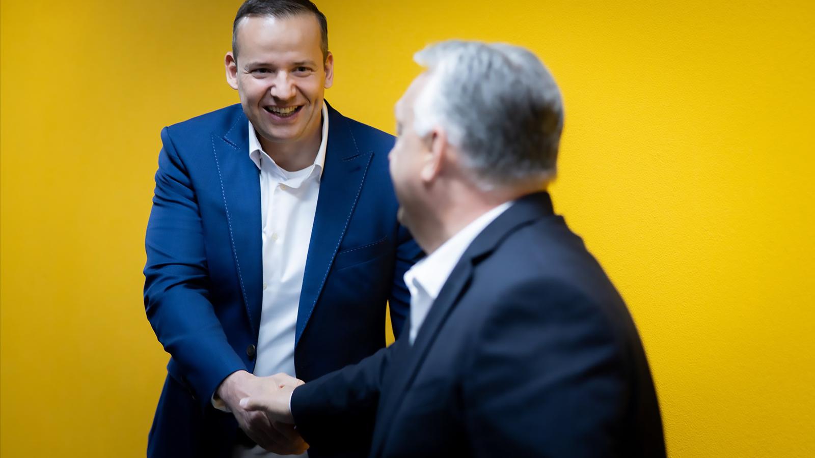 Toroczkai László és Orbán Viktor. Kézfogás meg mosolygás