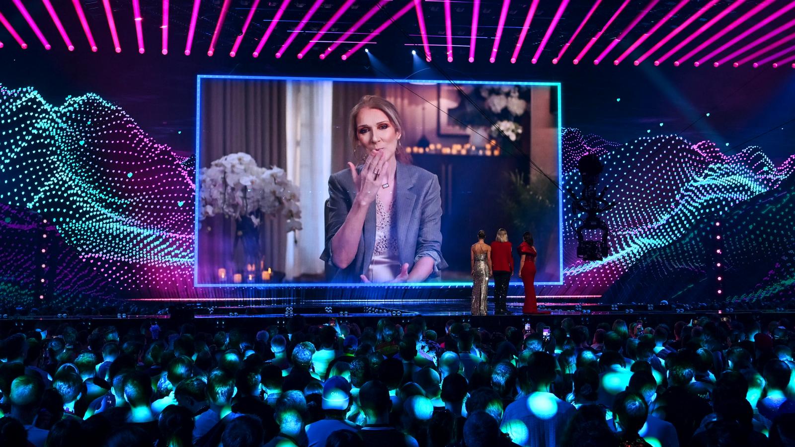  Céline Dion - korábbi győztes - a 2025-ös Eurovízió elődöntőjén mondott buzdító beszédet a versenyzőknek.