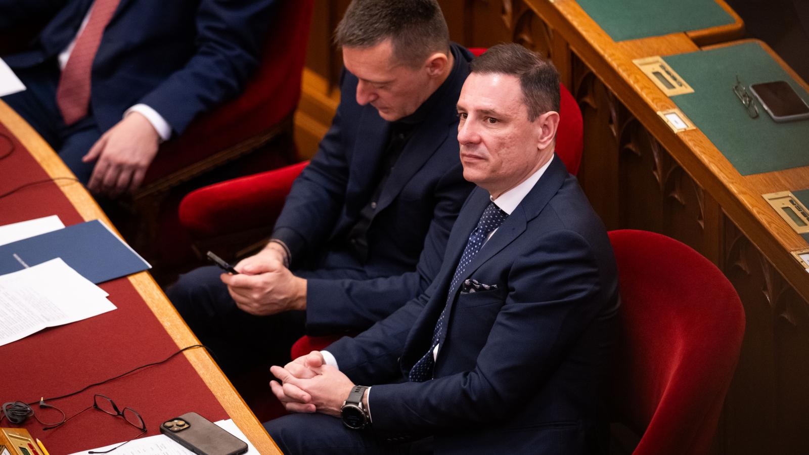Tuzson Bence volt „igazságügy-miniszter” kezdett hisztizni Sulyok egyszerű alkotmánymódosítással történő eltávolítása kapcsán a parlamentben

