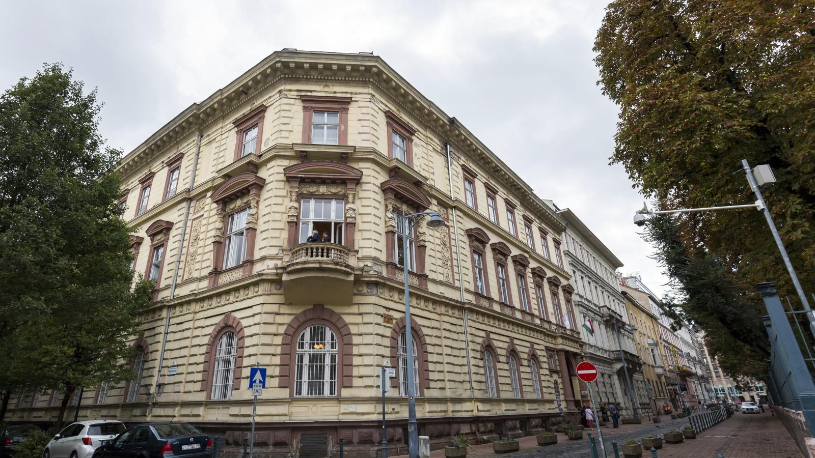 A Konstantinápolyi Egyetemes Patriarchátus Magyarországi Exarchátusa épülete a Múzeum utcában. Az épületet a magyar kormány adományozta az egyháznak