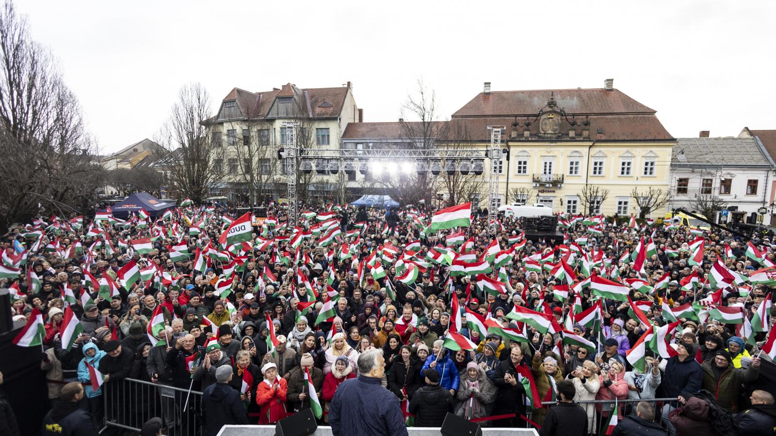 Orbán Viktor beszédet mond országjárásának veszprémi állomásán március 27-én