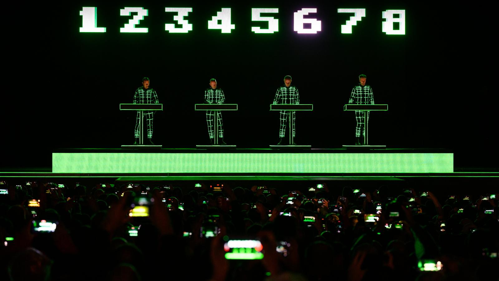Ralf Hütter, Henning Schmitz, Falk Grieffenhagen és Georg Bongartz a német Kraftwerk együttes koncertjén a veszprémi Gyárkertben 2023. augusztus 9-én
