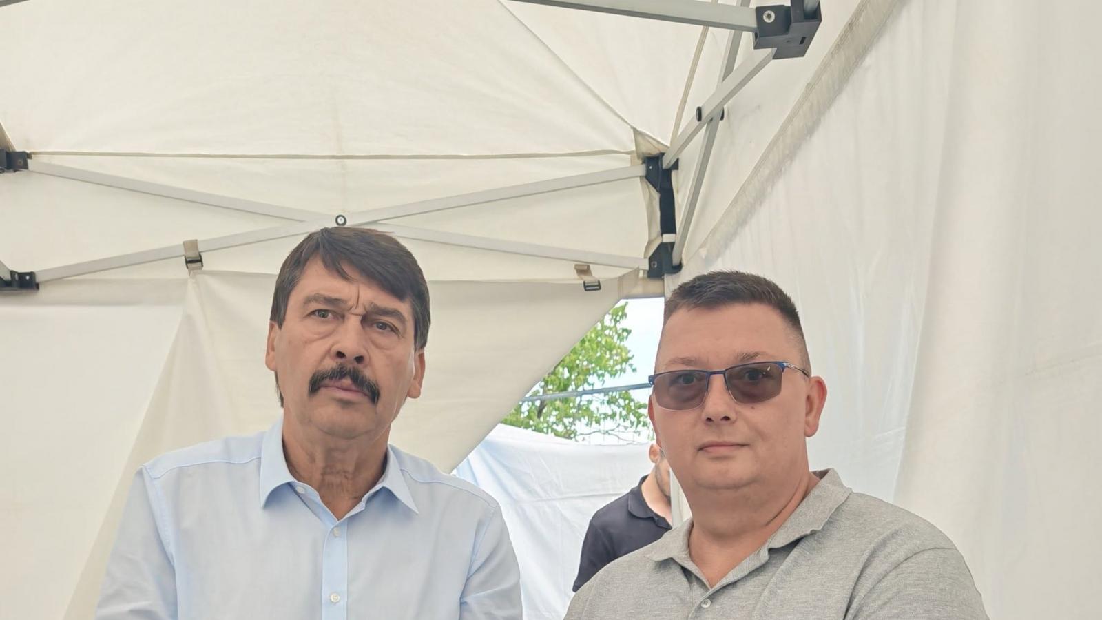 Áder János és Szakács István a "Stop Önkény" elnevezésű tüntetésen 2027. július 9-én