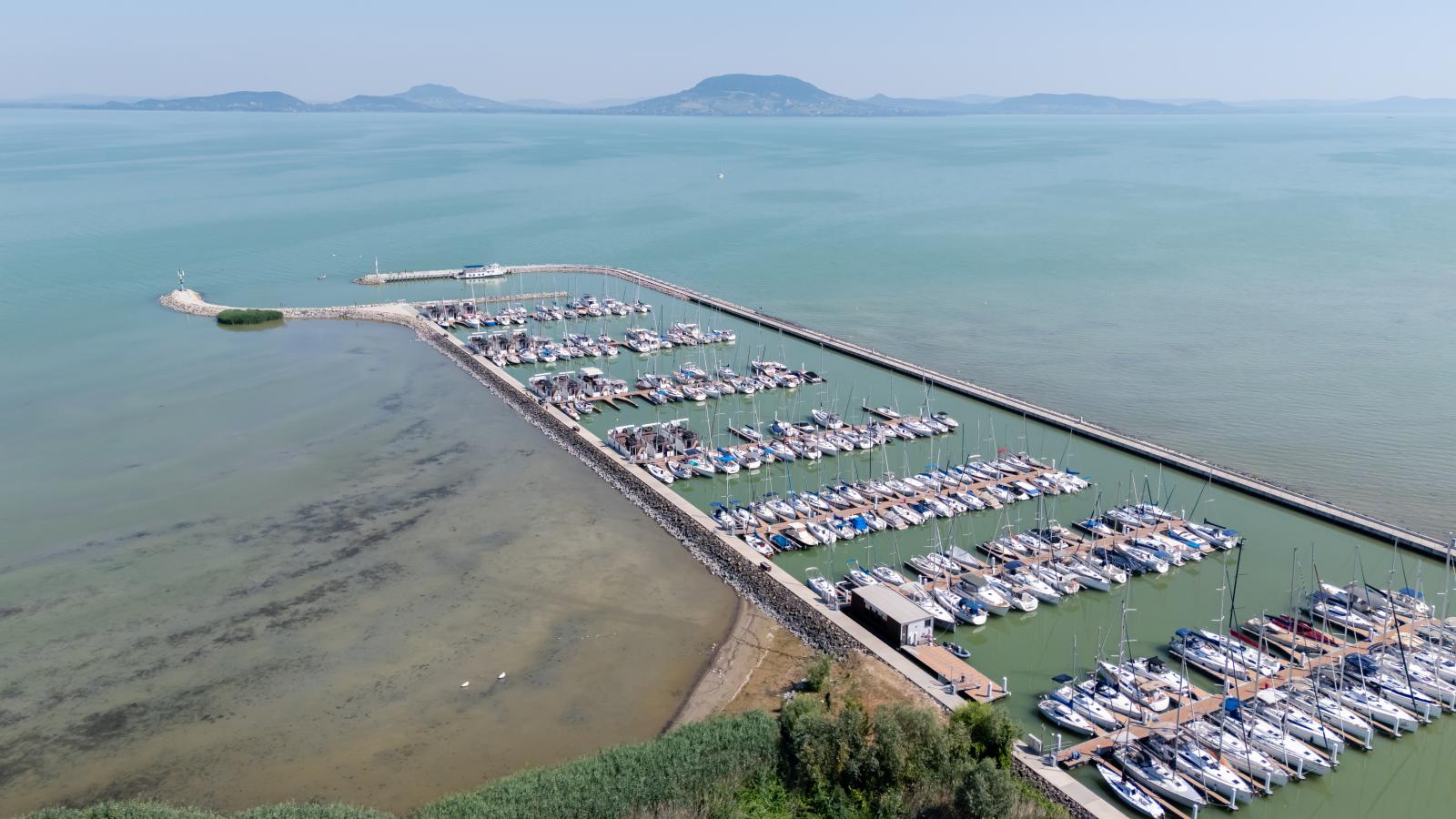 A vitorláskikötő alacsony vízállásnál Balatonfenyvesnél 2026. június 29-én.