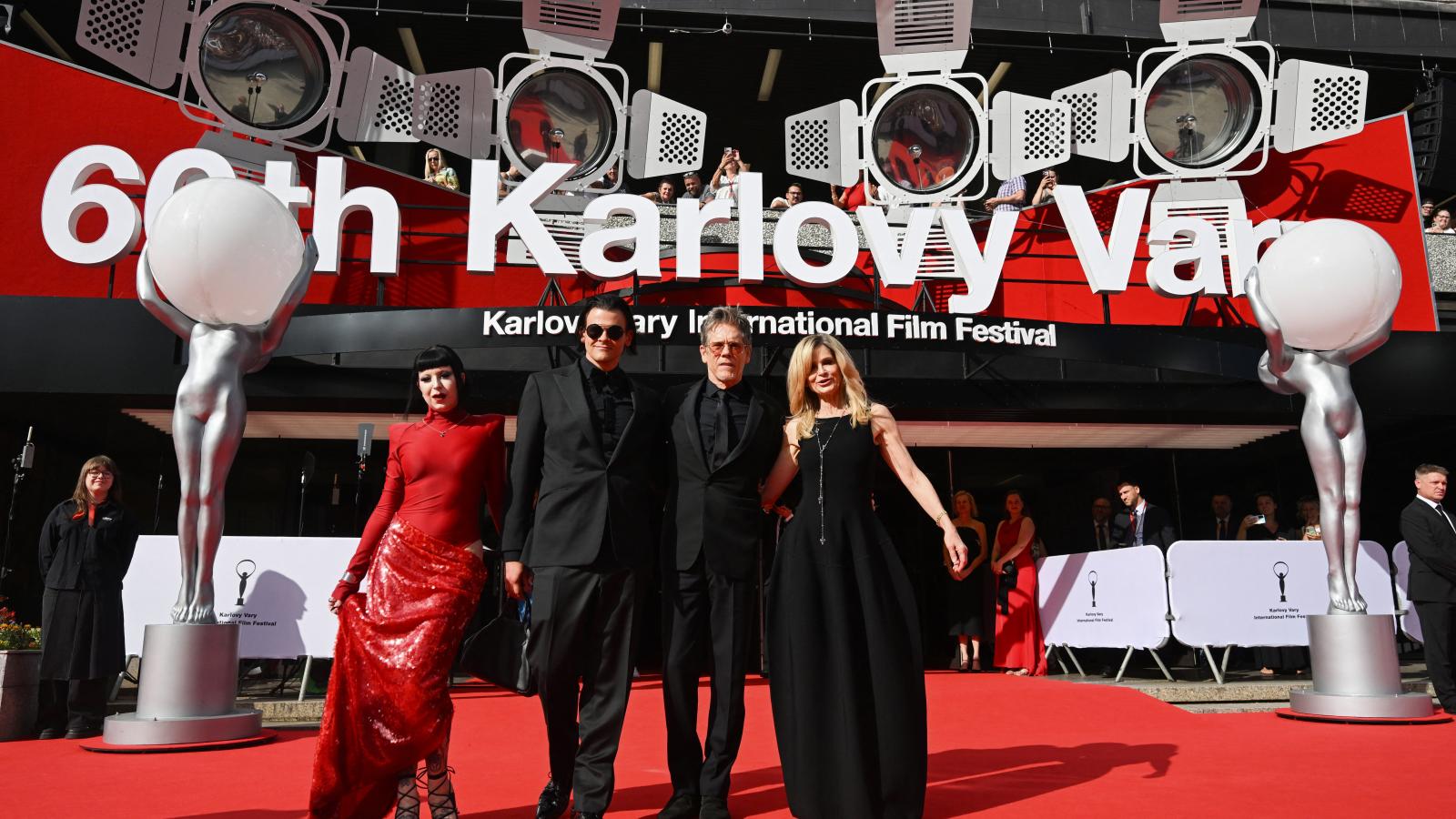 Kevin Bacon, a felesége Kyra Sedgwick, a fiúk Travis Bacon és partnere Angelina Sambrotto a 60., jubielumi Karlovy Vary Filmfesztivál vörös szőnyeges bevonulásán