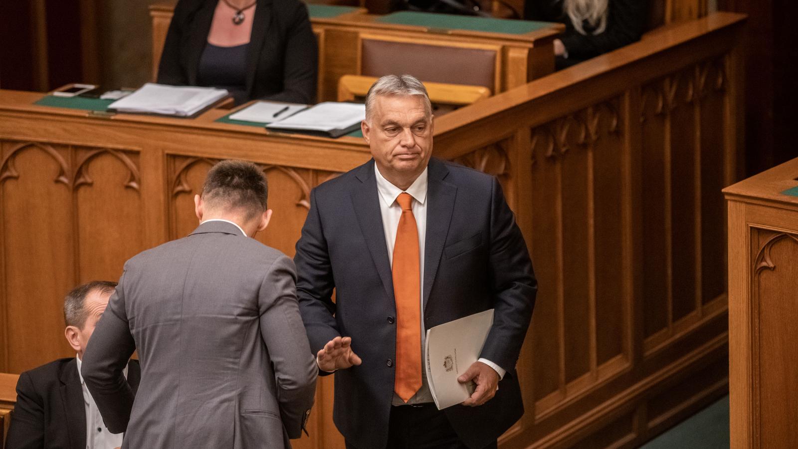 Orbán Viktor parlamenti beszédre készül. 2010 után számos meghatározó törvény nem kormányzati előterjesztésként, hanem egyéni képviselői indítványként került az Országgyűlés elé