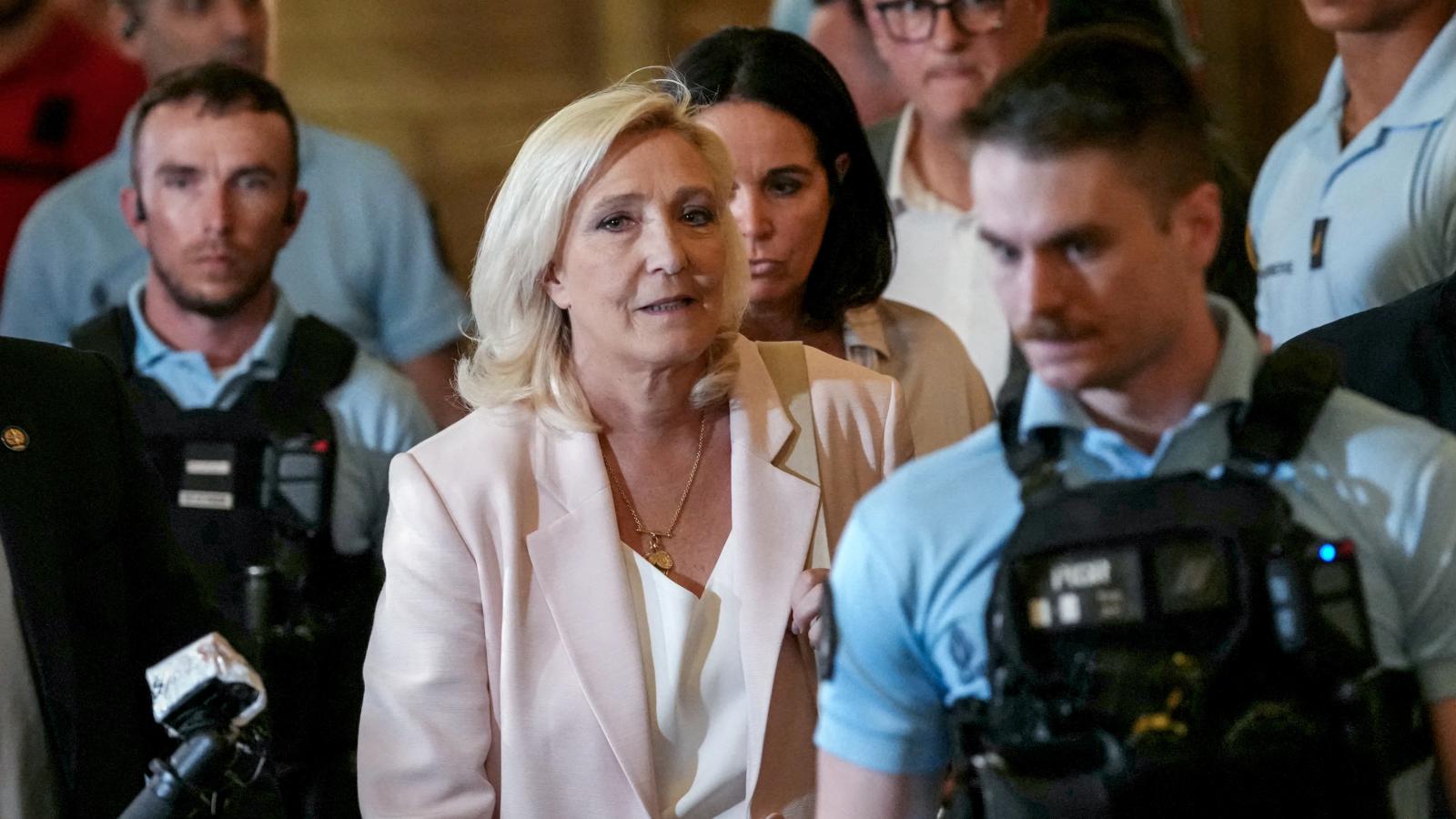 Marine Le Pen, bár a hűtlen kezelés vádja alól nem mentették fel, indulhat és indul is a jövő májusi elnökválasztáson. Ez a negyedik próbálkozása, ezúttal ő a legesélyesebb jelölt