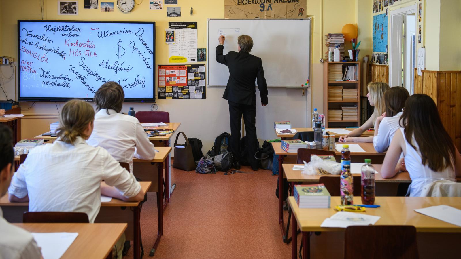 A szakmai elégedettséget több tényező is árnyalja: a pedagógusok és hallgatók körében a legkritikusabb pontot a (napokban felfüggesztett) teljesítményértékelési rendszer (TÉR), a magas adminisztrációs terhek, az autonómia és a társadalmi megbecsültség hiá