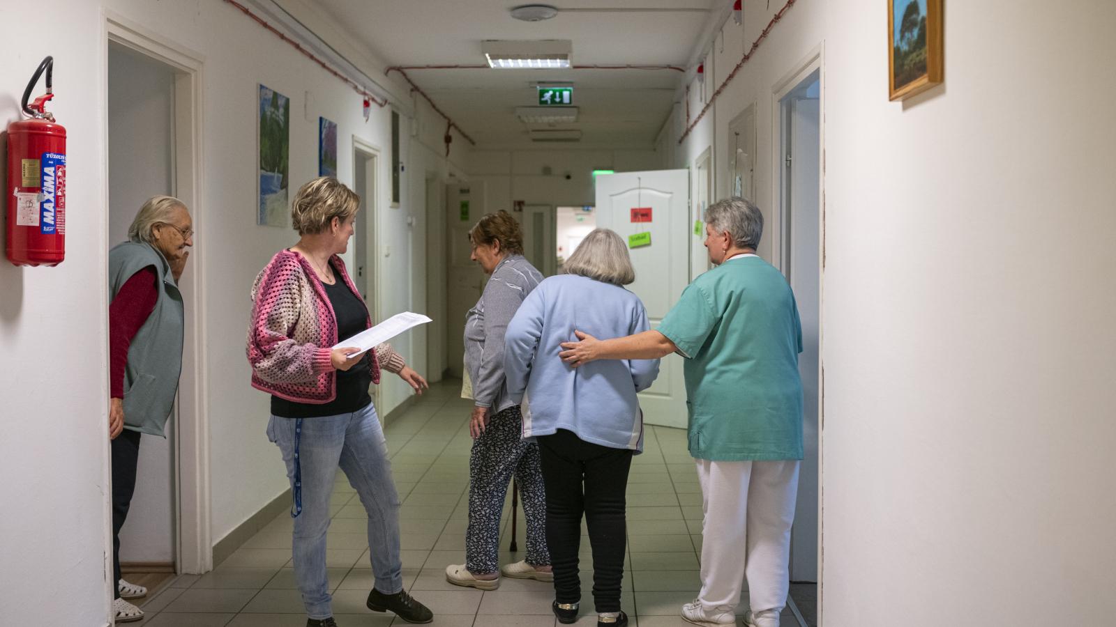 Azonnali, június 1-ig visszamenőleges hatályú 25 százalékos béremelést javasol a szociális szférában a Magyar Családsegítő és Gyermekjóléti Szolgálatok Országos Egyesülete valamint a Szociális Munkások Magyarországi Egyesülete