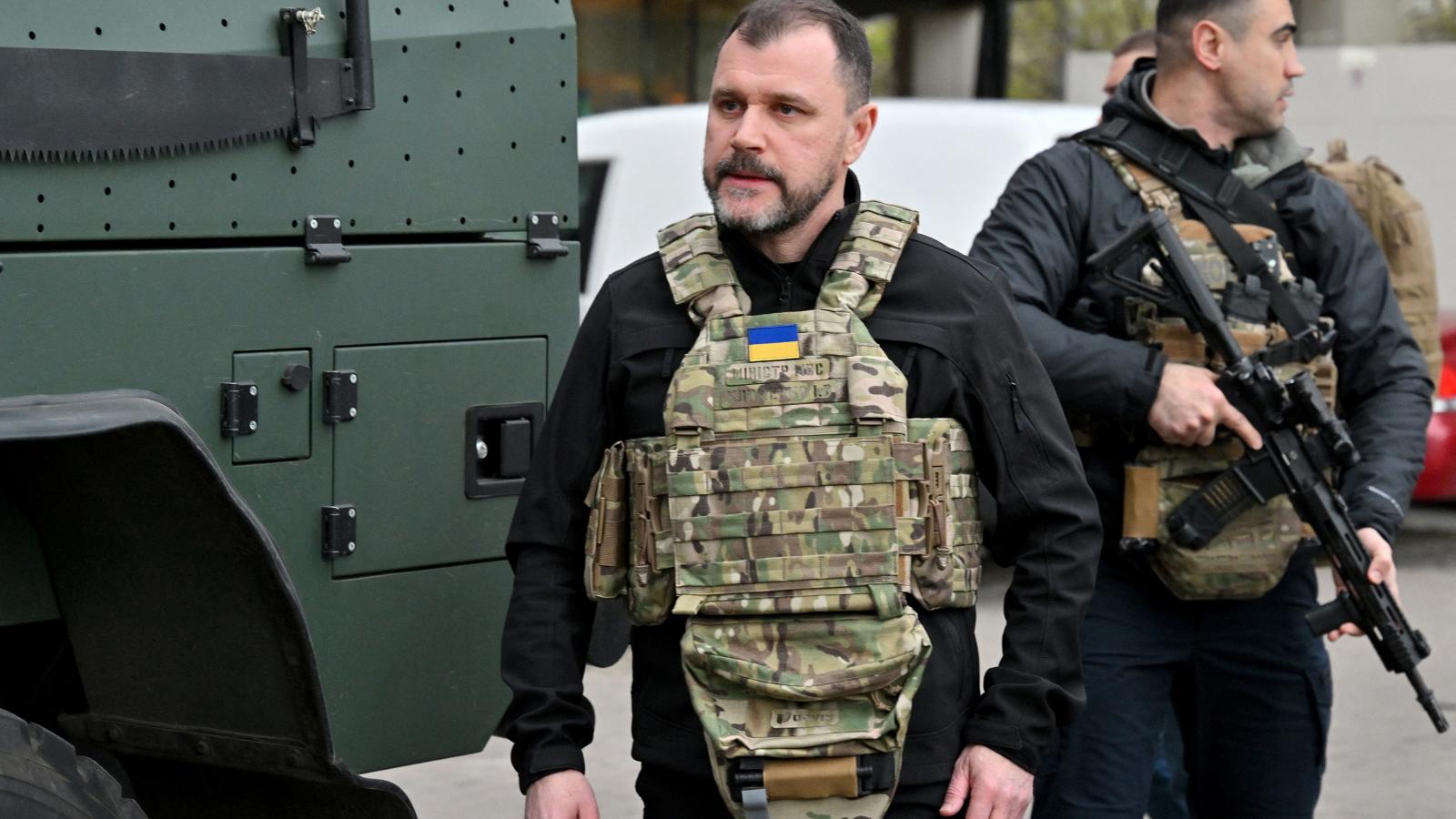 Ihor Klimenko belügyminiszter egy április 18-i kijevi fegyveres támadás színhelyén. Zelenszkij elnök pénteken őt nevezte ki az Ukrán Nemzetbiztonsági és Védelmi Tanács élére