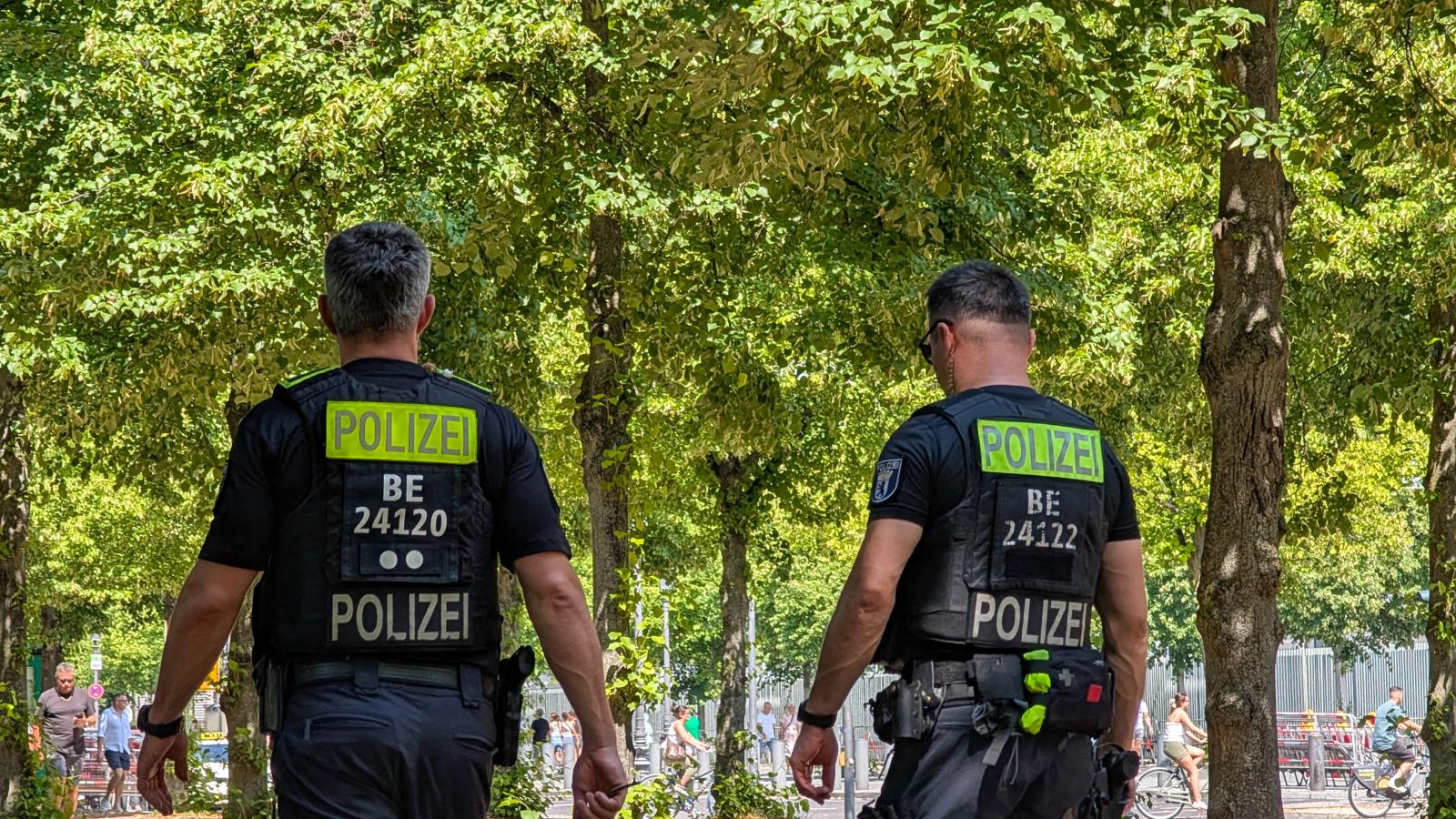 Képünk illusztráció, két rendőr a berlini holokausztemlékműnél 2025. július 20-án