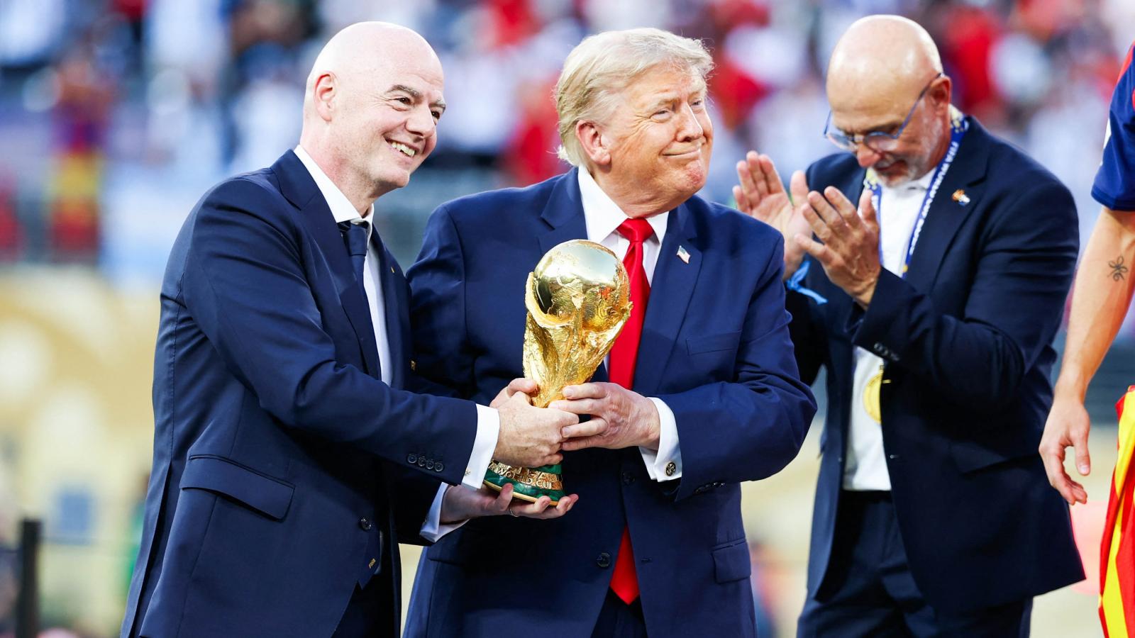 Donald Trump amerikai elnök és Gianni Infantino, a FIFA elnöke átadja a világbajnoki trófeát a spanyolok csapatkapitányának