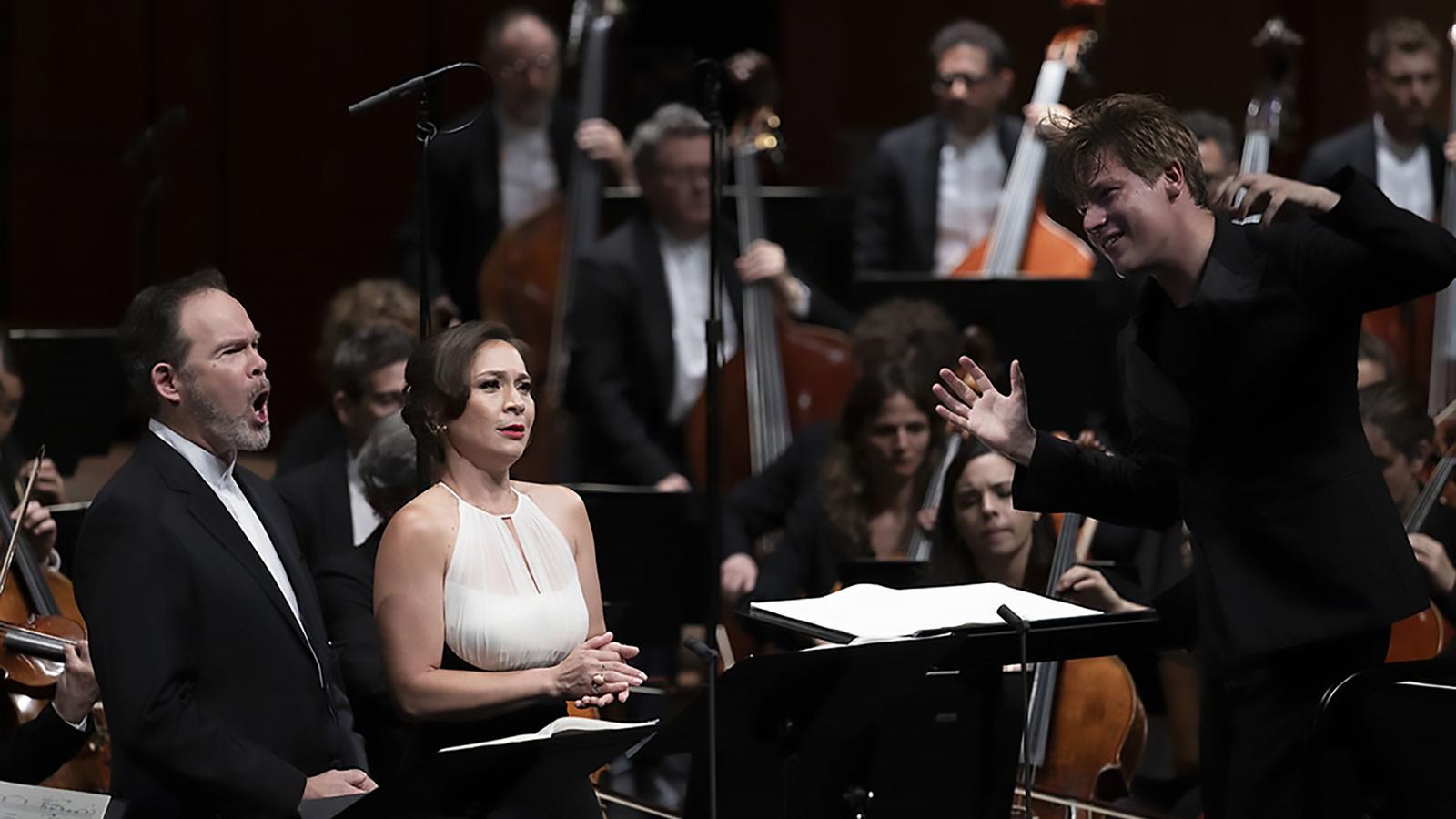 A harmincéves finn karmester, Klaus Mäkelä és a Orchestre de Paris között hibátlan az összhang. Az általa felszabadított hangzás azonban időnként éppen azt a két embert fedte el, akiknek a belső történetét elbeszélte, ami elsősorban az elrendezésből követ