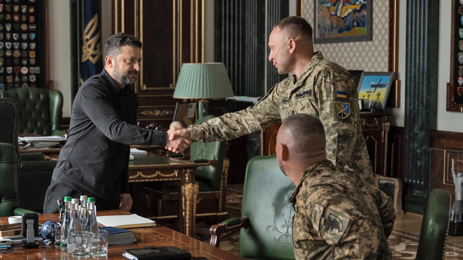 Mihajlo Drapatij vezérőrnagynak, az Egyesített Erők eddigi parancsnokának kinevezését az ukrán fegyveres erők új főparancsnokává Zelenszkij esti beszédében jelentette be.