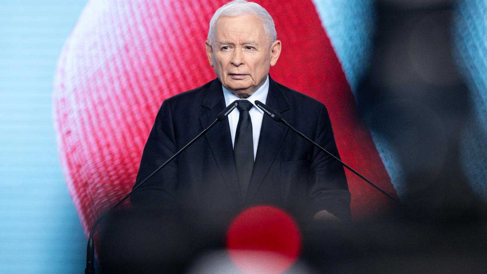 Jarosław Kaczyński bejelenti a pártszakadást július 24-én Varsóban