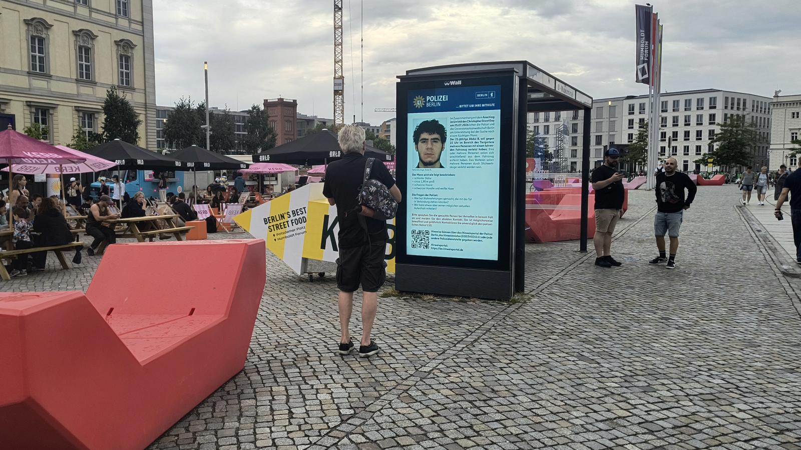 Abdul Balloutra figyelmeztető plakát vasárnap Berlin központjában