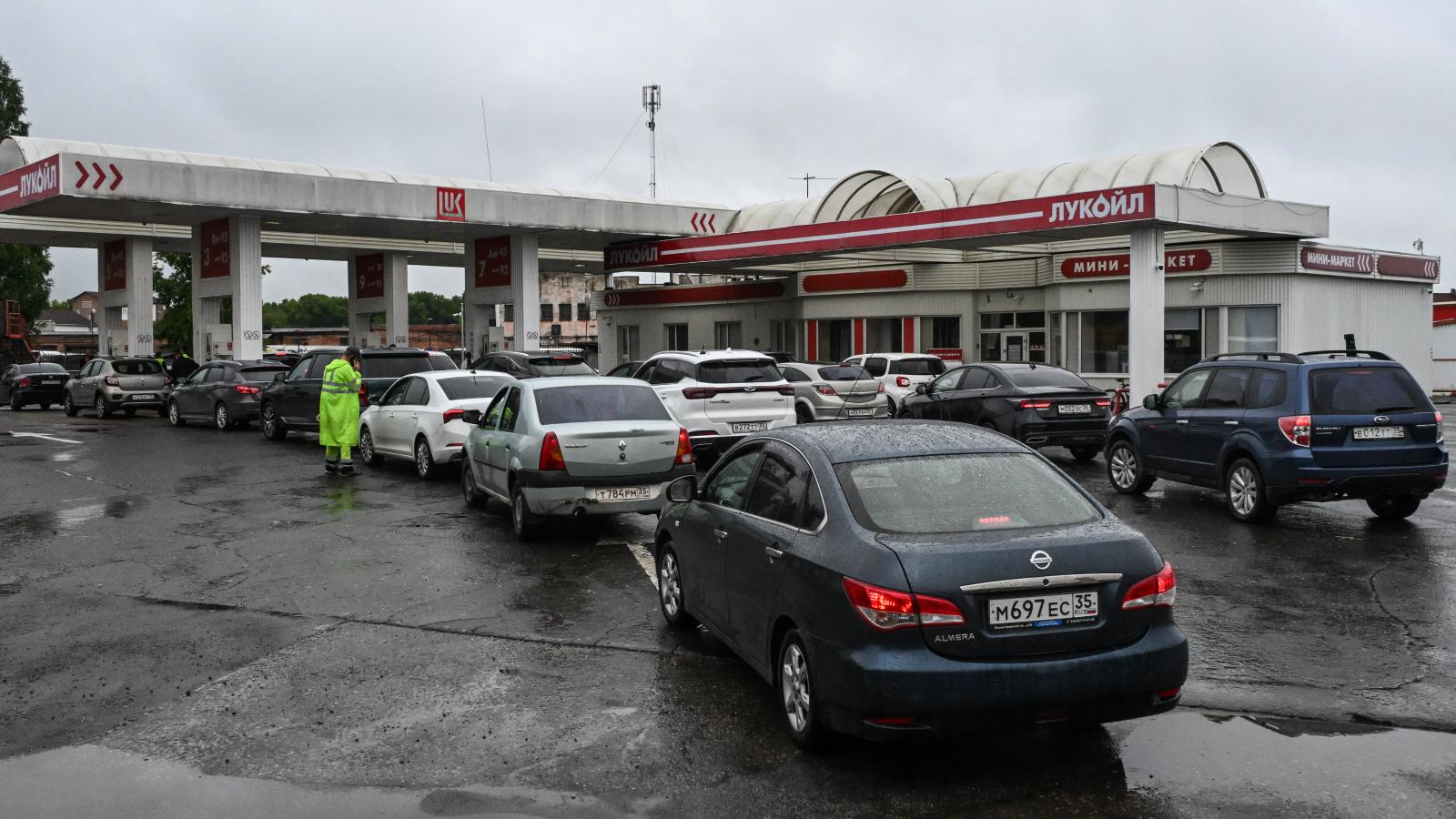 A „Szívünk Hívó Szava” alapítvány igazgatója bocsánatot kért a katonáktól, amiért segélyszállítmányuk késik. Egy benzinkút ugyanis megtagadta az út megtételéhez szükséges kannáik feltöltését 