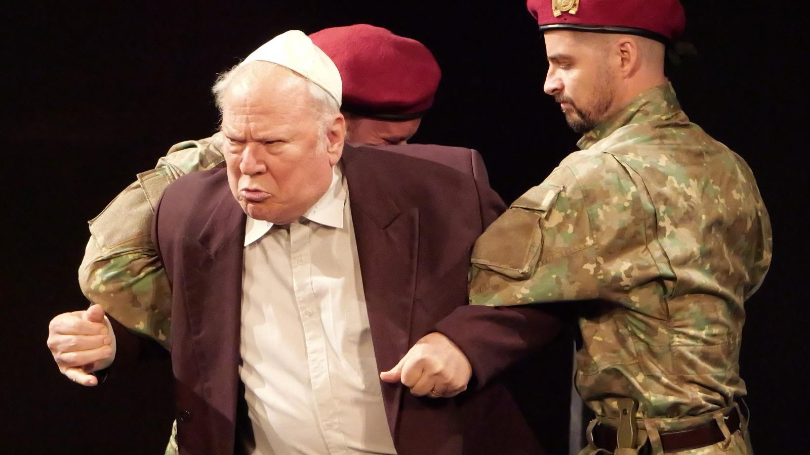 Júdás és az őt lefogó segédtisztek (Középen Júdásként Kárp György és körülötte Papp Attila, Hajós Szilárd)