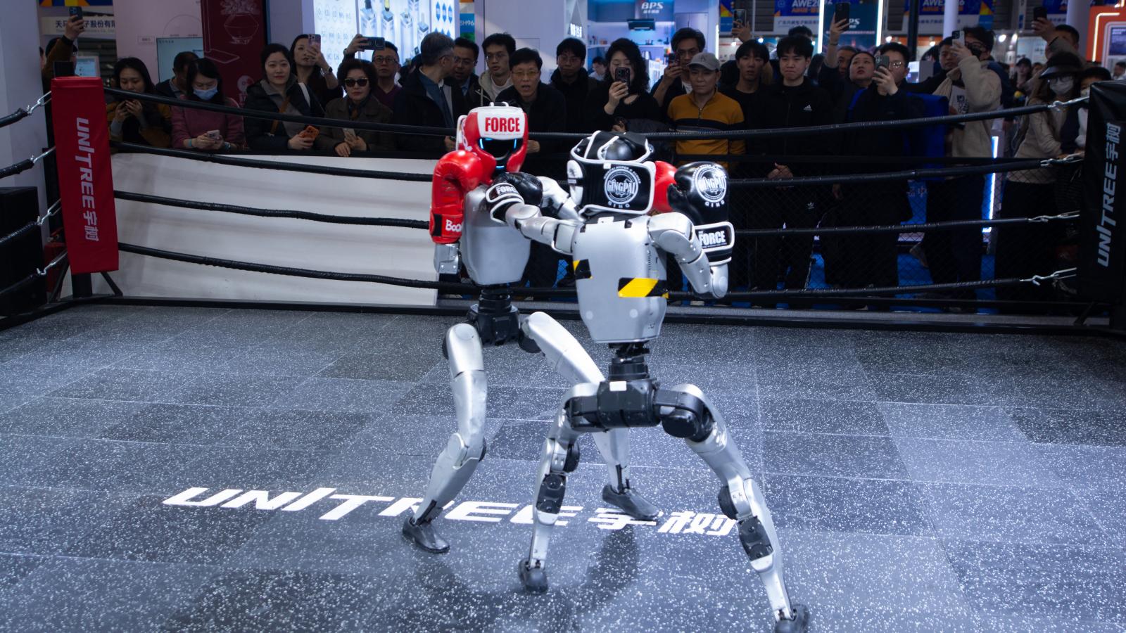 Boxoló humanoid robotok a shanghai AWE vásáron márciusban az Unitree bemutatóján