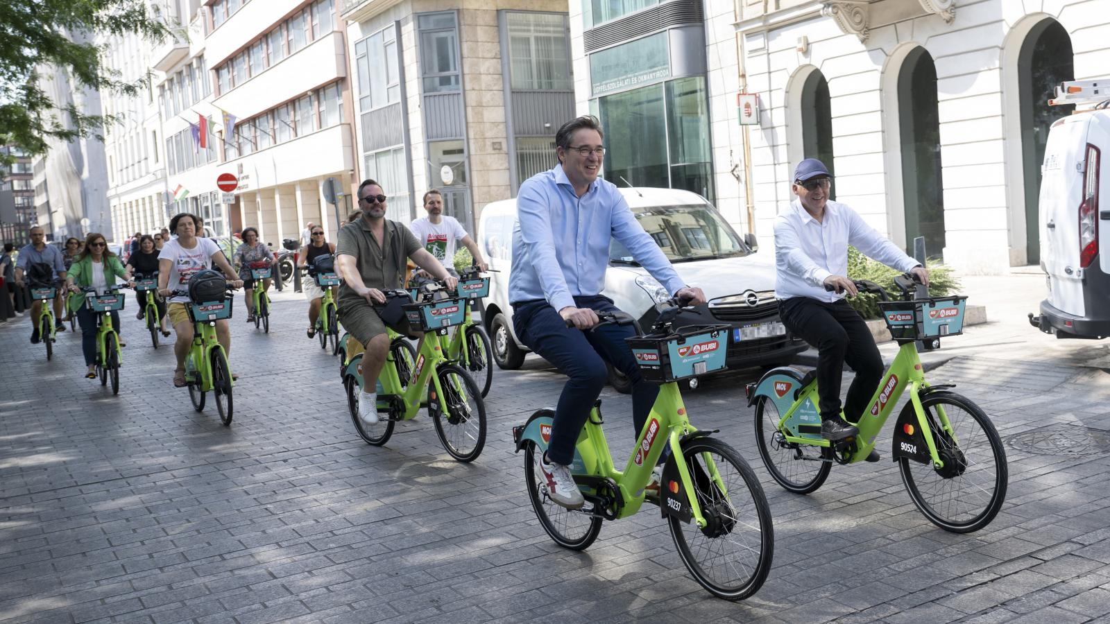 Karácsony Gergely fõpolgármester és Bodor Ádám, a BKK mobilitási vezérigazgató-helyettese is kipróbálta k a Mol Bubi új generációját