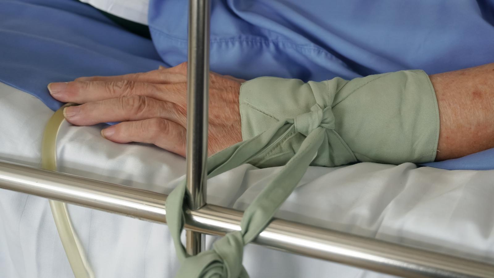 Az E-térben rögzített dokumentációból a család számára az is kiderült, hogy apjuk erős nyugtatókat kap. Ezt folyamatosan kifogásolták.