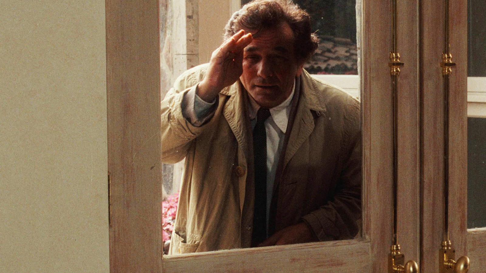 Minek annyi csatorna a sok bugyuta filmmel, miért van annyi ismétlés? Jobb híján itt is Columbo, ott is Columbo.