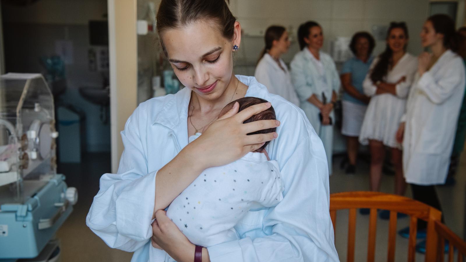 A kórházban rekedt kisbabák átlagosan 105 napot töltenek egészségügyi intézményben, mielőtt a családjukhoz, nevelőszülőhöz, örökbefogadó családhoz vagy más gondozási helyre kerülhetnének