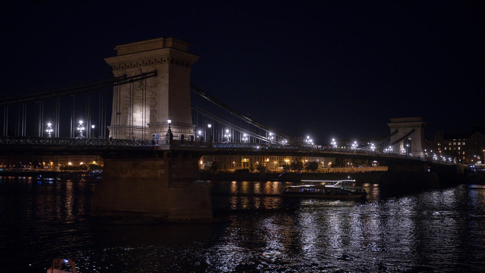 A Lánchíd díszvilágítás nélkül Budapesten 2026. augusztus 4-én este. A díszvilágítást az országos energia- és vízellátási helyzetre tekintettel meghozott energiatakarékossági intézkedések miatt kapcsolták le