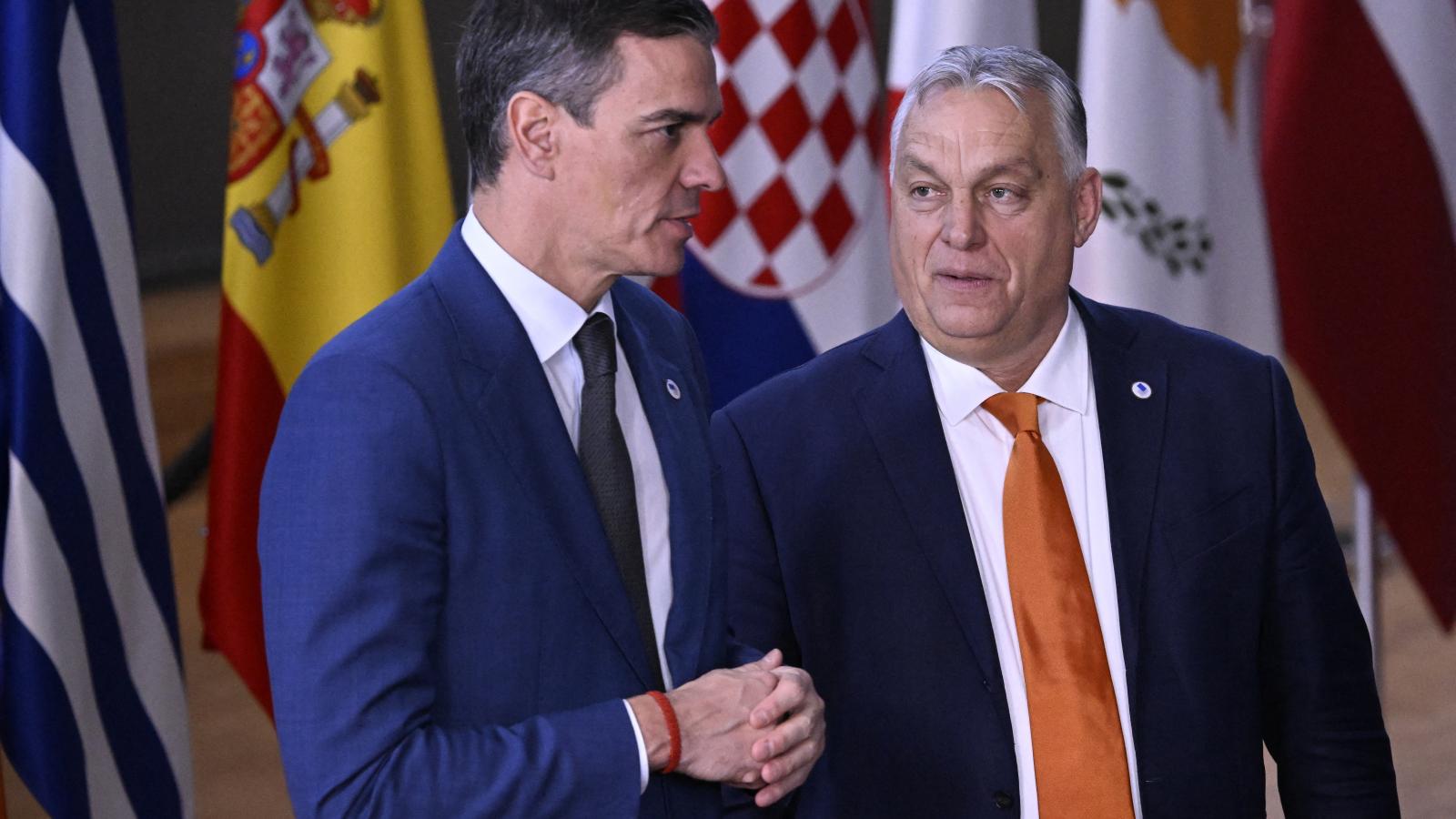 Pedro Sánchez és Orbán Viktor Brüsszelben 2024. december 19-én