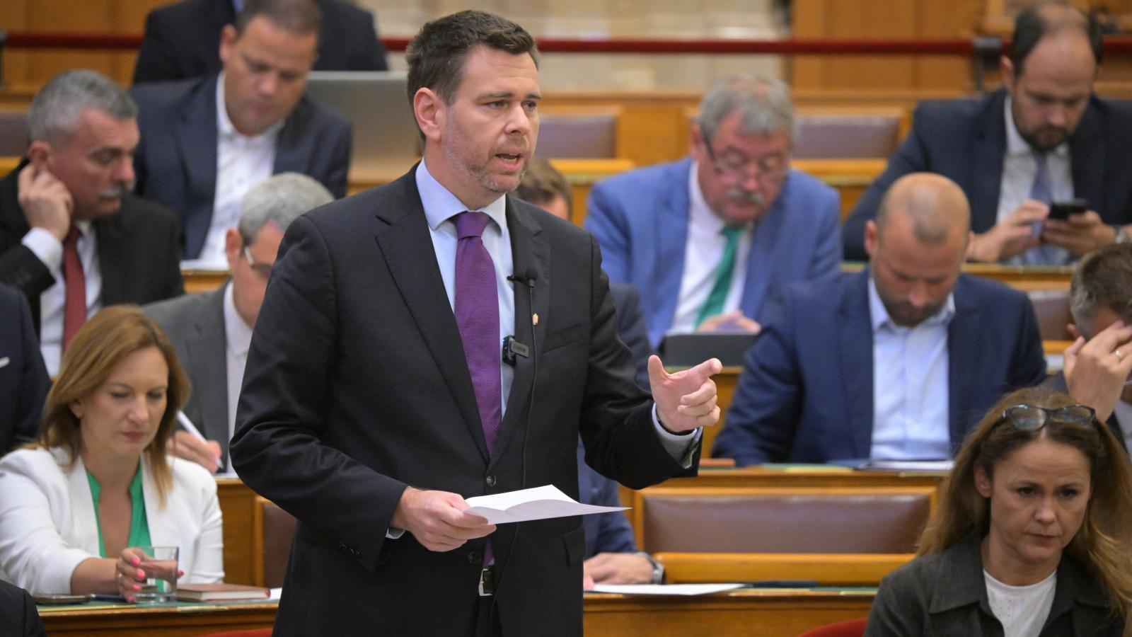 Vitézy Dávid közlekedési és beruházási miniszter napirend előtt szólal fel az Országgyűlés rendkívüli ülésén 2026. július 6-án