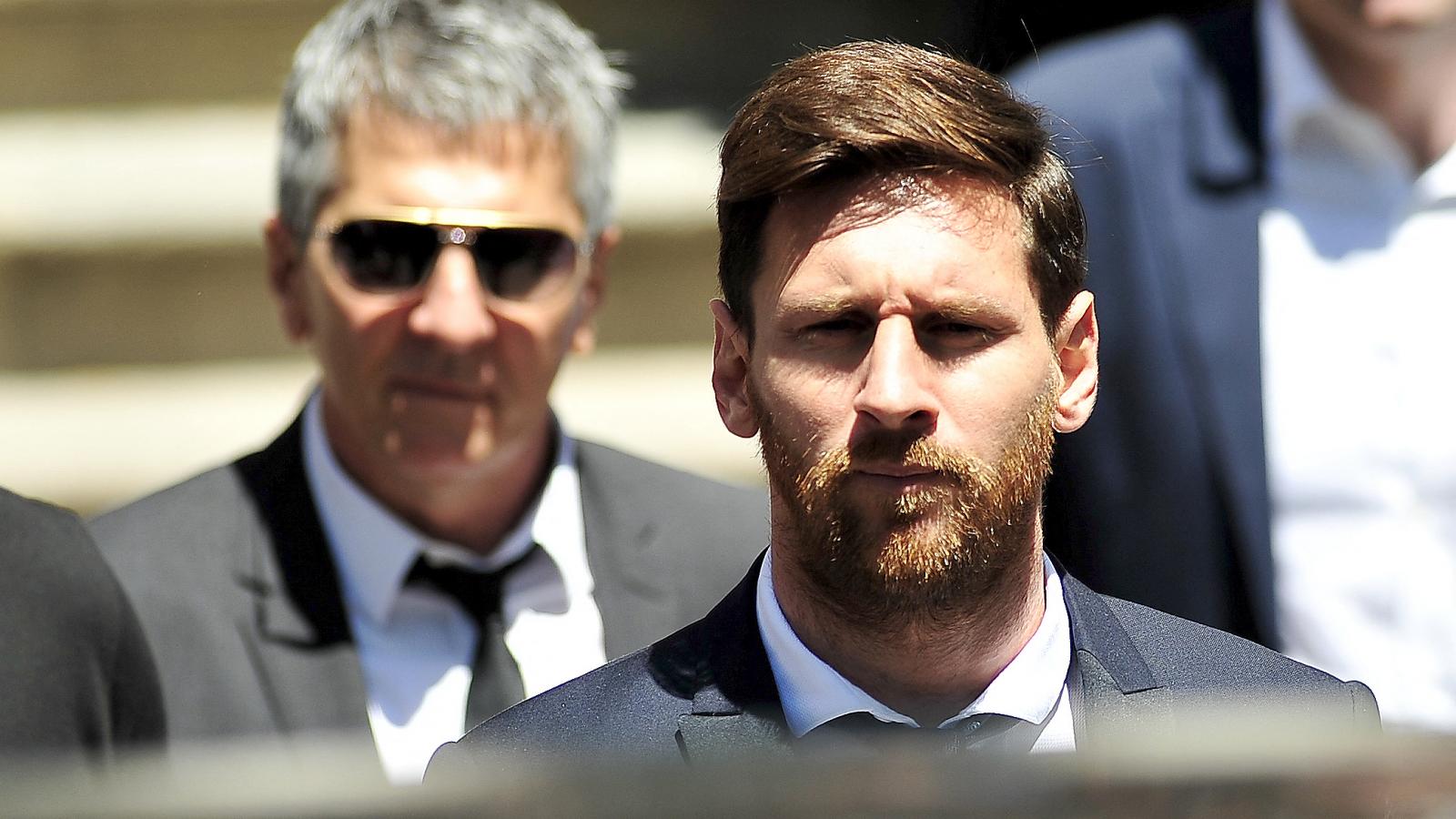 Lionel Messi a háttérben az édesapjával 2016. június 2-án Barcelonában