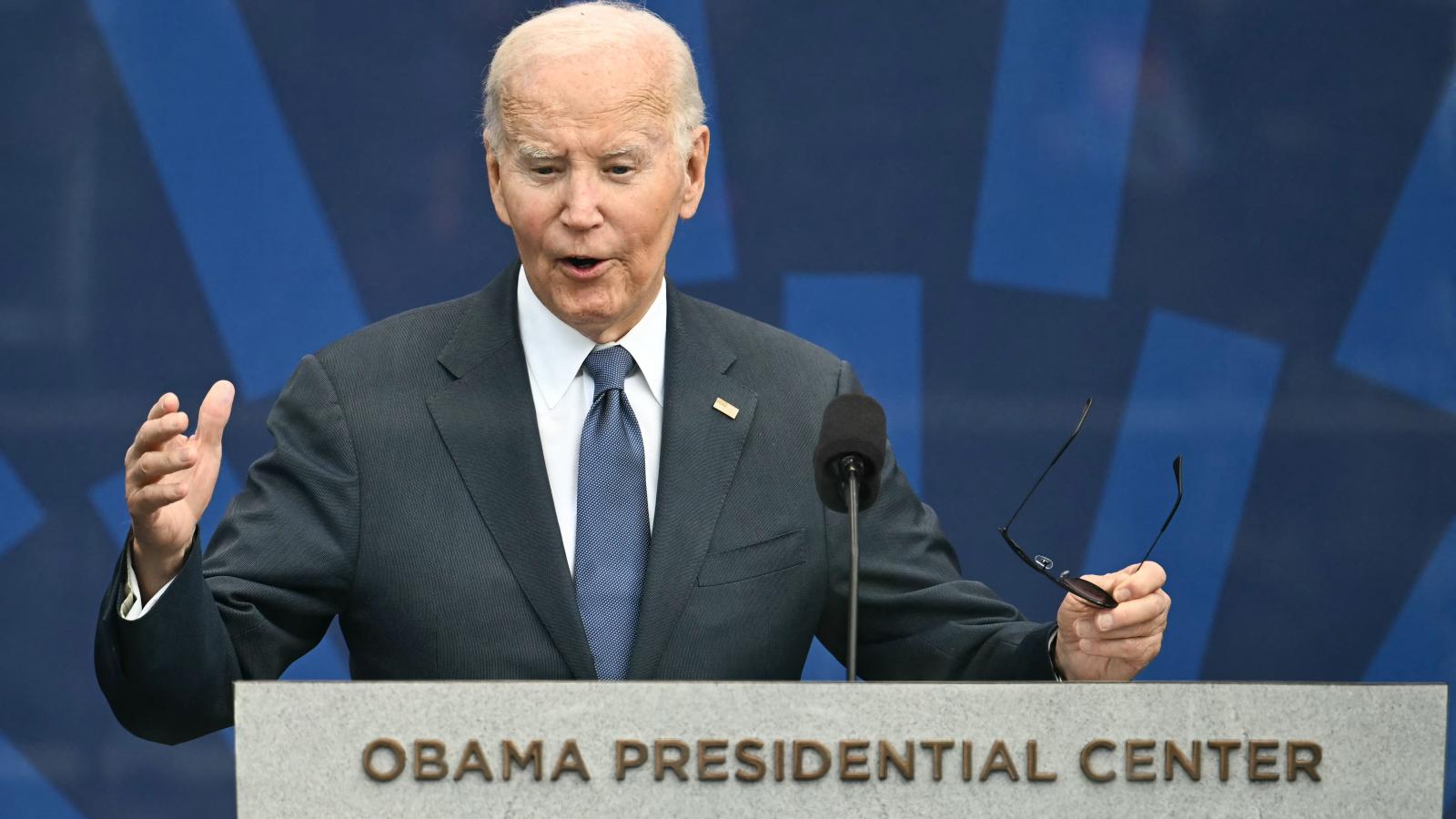 Joe Biden 2026. június 18-án Barack Obama chicagói elnöki könyvtárának megnyitóján