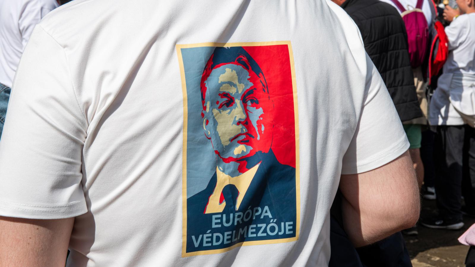 Orbán Viktort Európa védelmezőjeként hirdeti az idei tusványosi fesztivál egyik résztvevője pólója