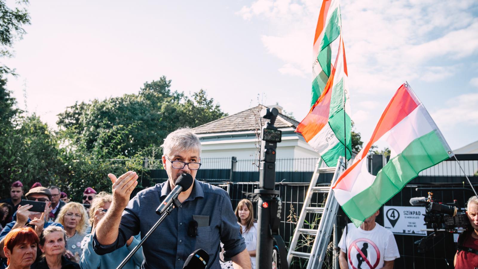 Hadházy Ákos az egyik hatvanpusztai tüntetésén 2025. szeptember 27-én