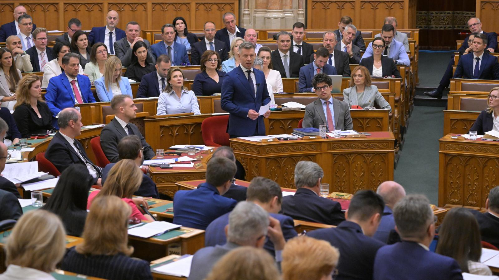 Magyar Péter miniszterelnök napirend előtti felszólalásra válaszol az Országgyűlés rendkívüli ülésén 2026. július 28-án
