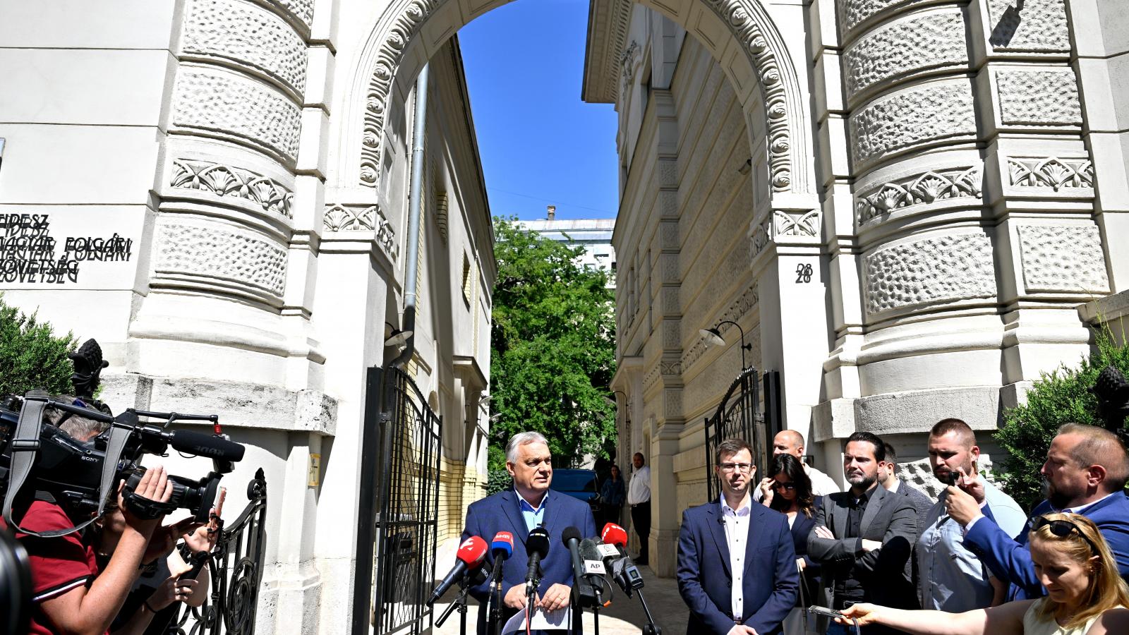 Orbán Viktor és Bóka János az utcán. Bent "nem működött semmi"