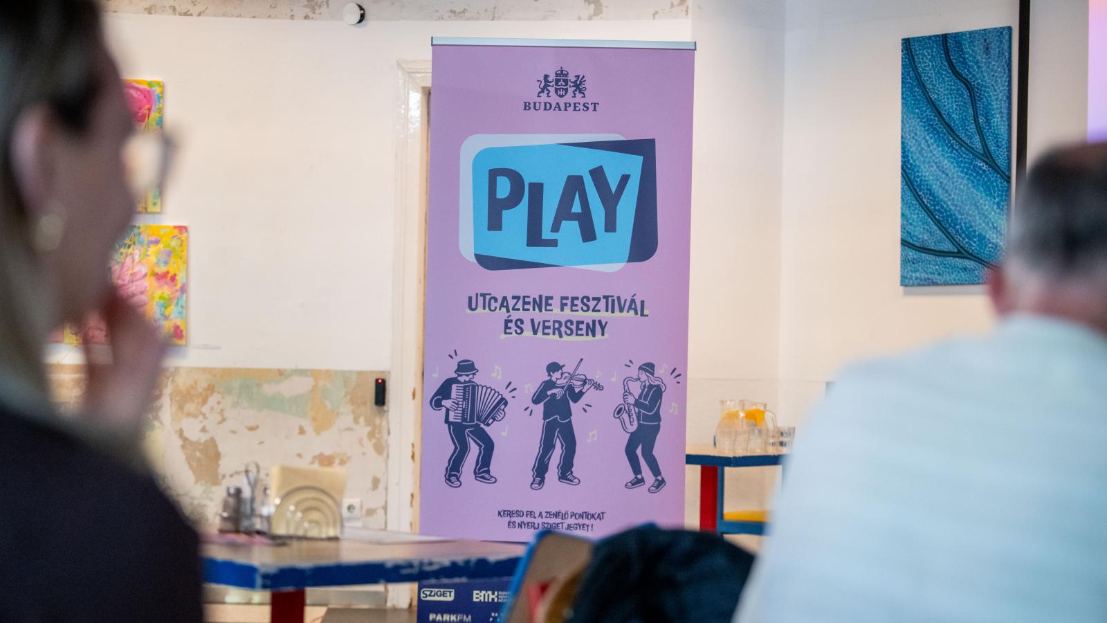 A Budapest Play a korábbi Budai Utcazene Fesztivál egy továbbfejlesztett változata: a Fény Utcai Piac mellett az újragondolással idén már 9 helyszínen léphettek fel a zenészek