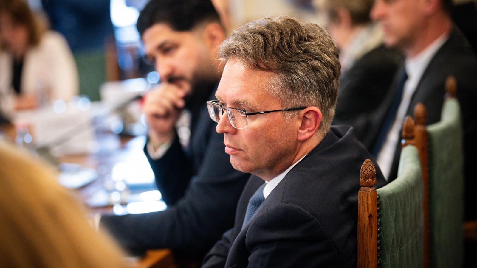 Hankó Balázs 2024-ben miniszterként vonta vissza 38 pályázat megítélt NKA-támogatását, köztük a Lili és a bátorság című darabét is: 800 ezer forintot.
