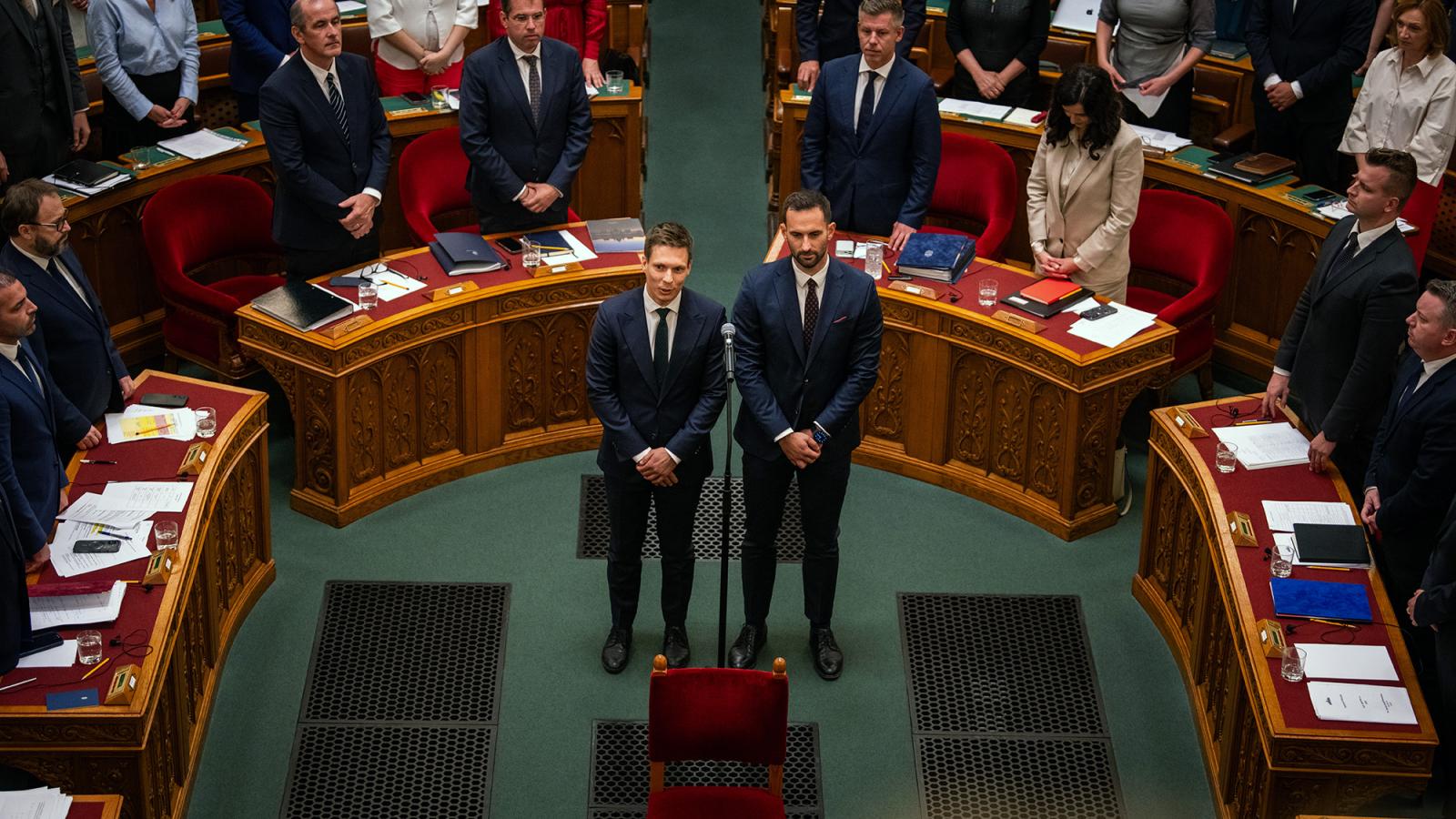A két fideszes, Hortay Olivér (balra) és Palóc André eskütétele 2026. augusztus10-én