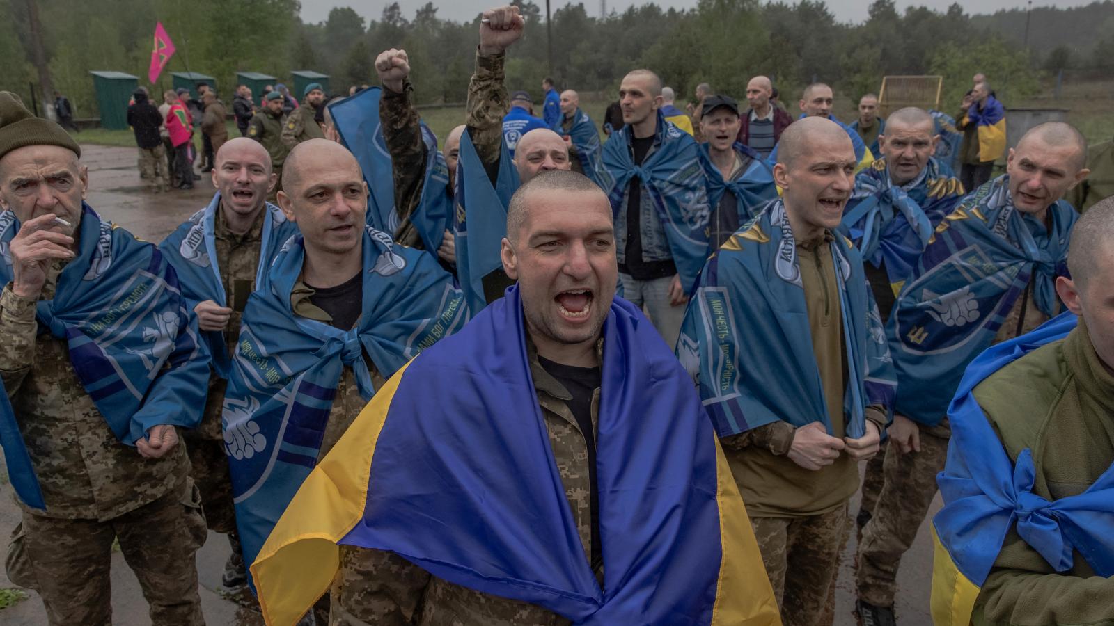 Szabadon engedett ukrán hadifoglyok. 