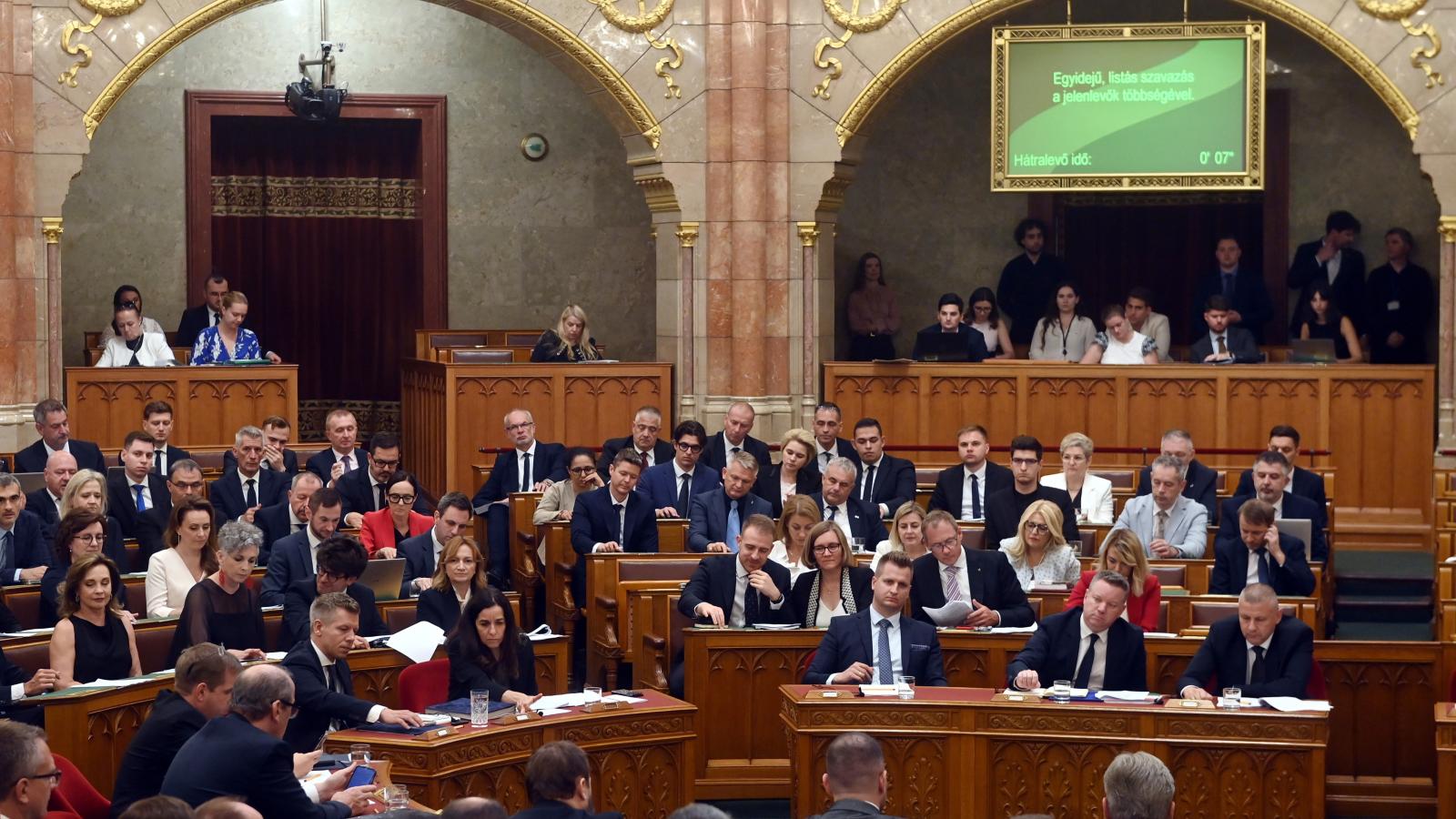 Szavazás az Országgyűlés rendkívüli ülésén augusztus 11-én