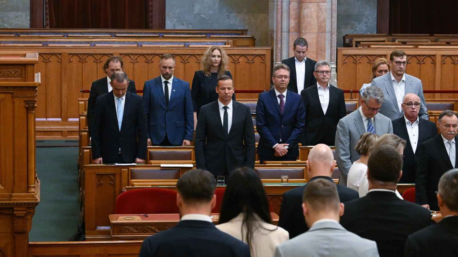 A Mi Hazánk képviselői a roma holokausztról tartott megemlékezésen az Országgyűlés rendkívüli ülésén augusztus 11-én