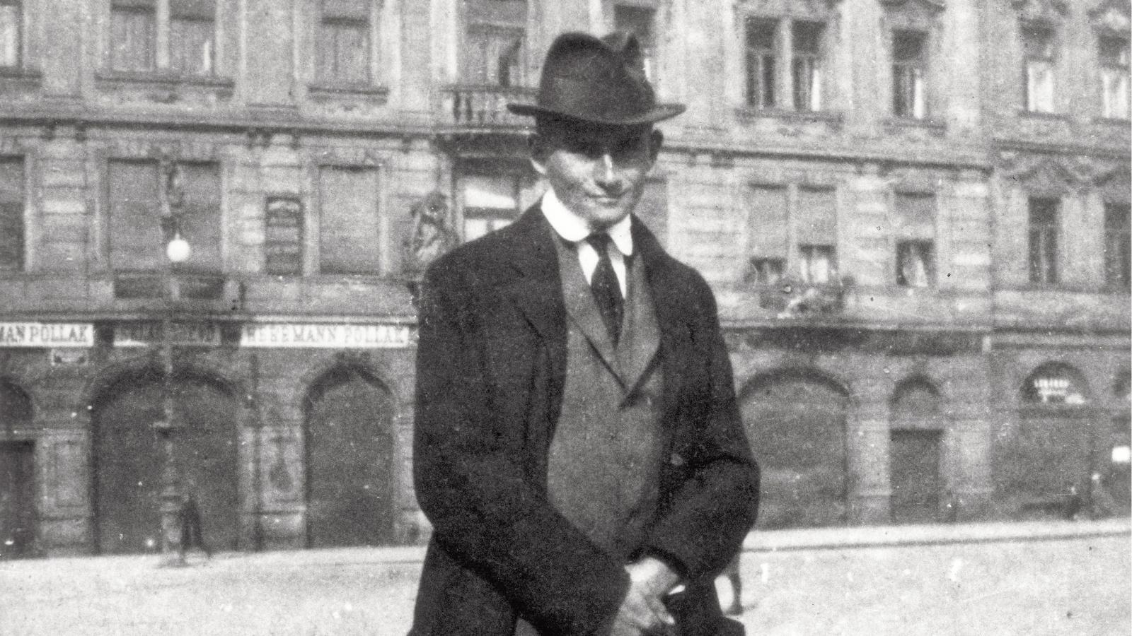 Franz Kafka 1922-ben a szülőháza előtt