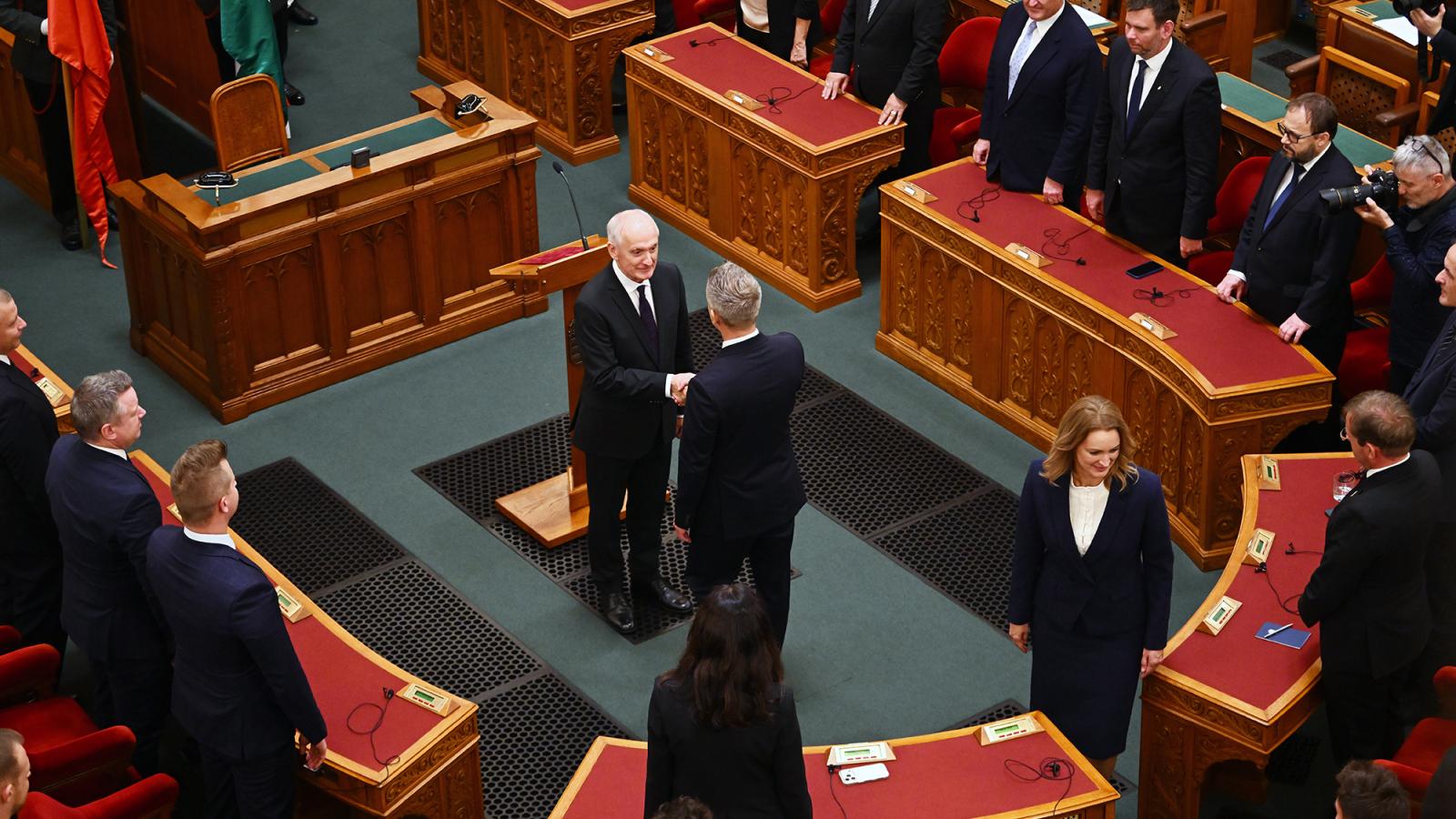 A pillanat. Baka Andrást megválasztották, Magyar Péter gratulál