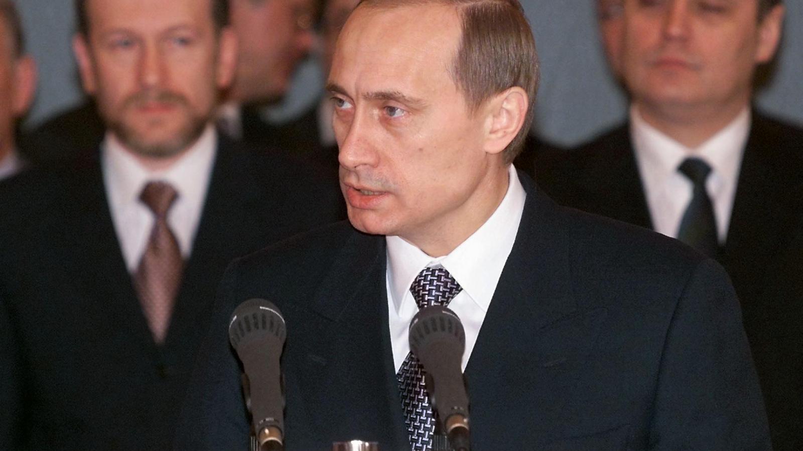 Alekszander Volosin (balra) 2000-ben a Kremlben az akkor még ideiglenes államfő Vlagyimir Putyin és Mihail Kaszjanov miniszterelnök társaságában