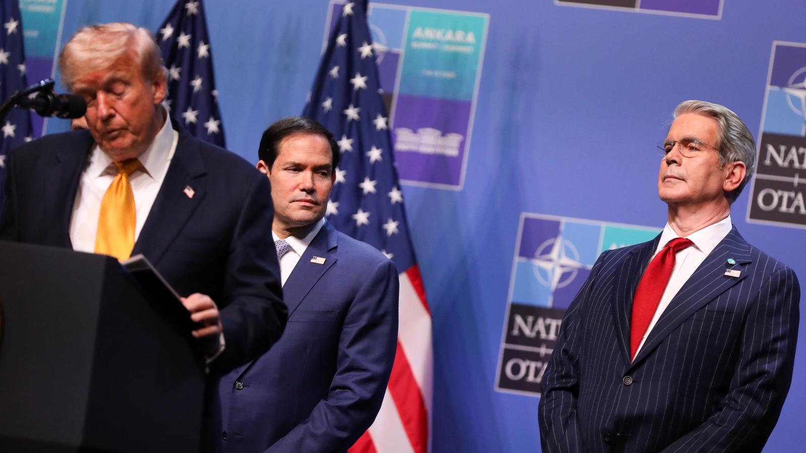 Donald Trump amerikai elnök Marco Rubio külügy-, valamint Scott Bessent pénzügyminiszter társaságában