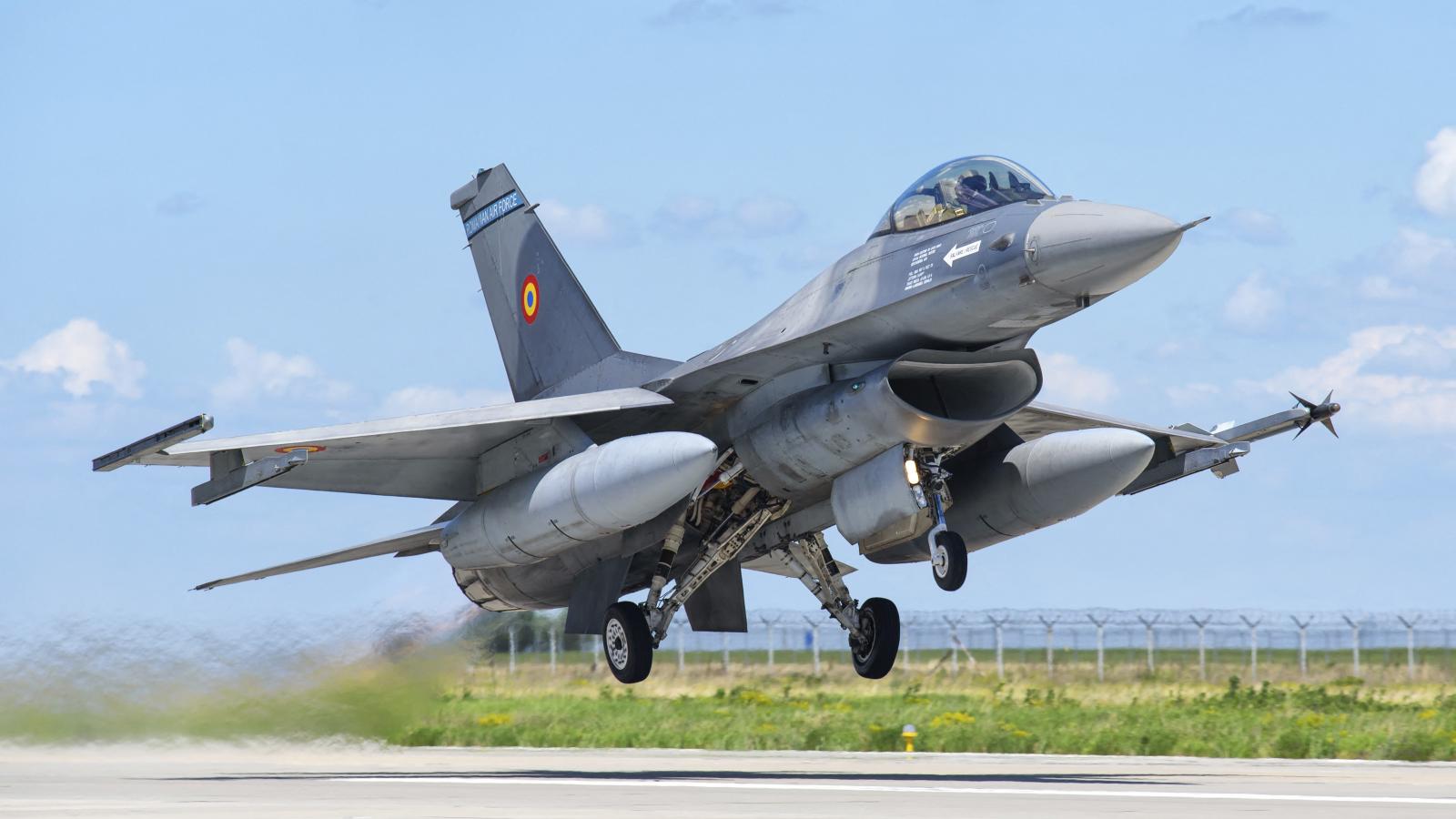 Illusztráció: A román légierő egyik F-16AM Fighting Falcon vadászrepülőgépe felszállás közben 