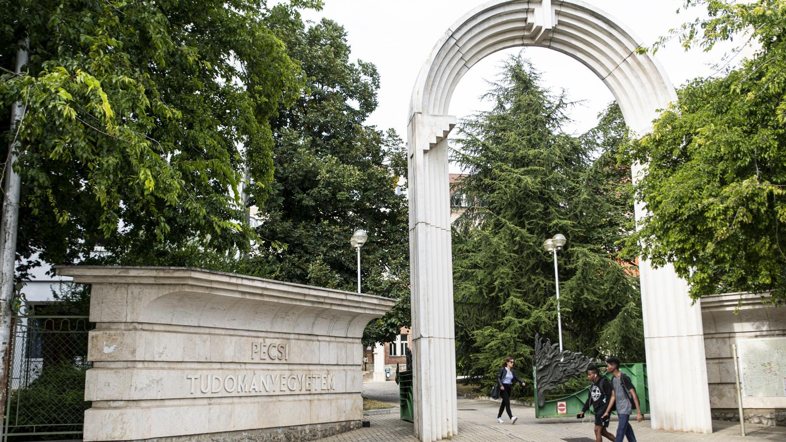 A Pécsi Tudományegyetemtől (PTE) kiszivárgott információink szerint több mint hetvenen jelentkeztek tagnak az egyetem alapítványának ötfős kuratóriumába