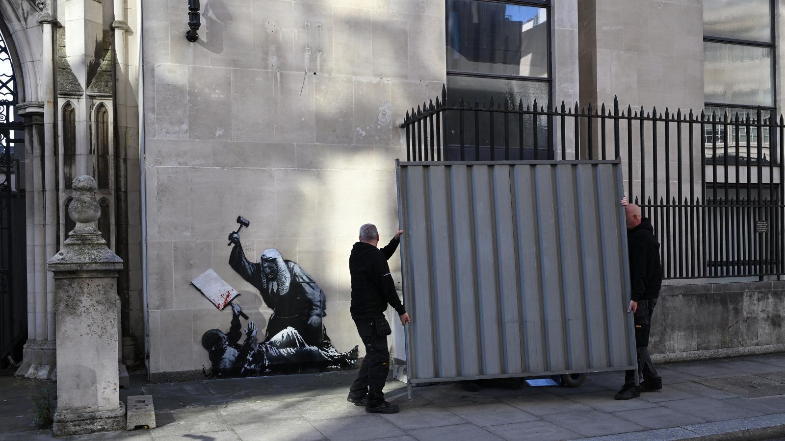 A londoni Királyi Bíróság épületére 2025 szeptemberében felfestett falfestmény eltávolítása és a biztonsági intézkedések eddig már több mint 85 ezer fontba  kerültek